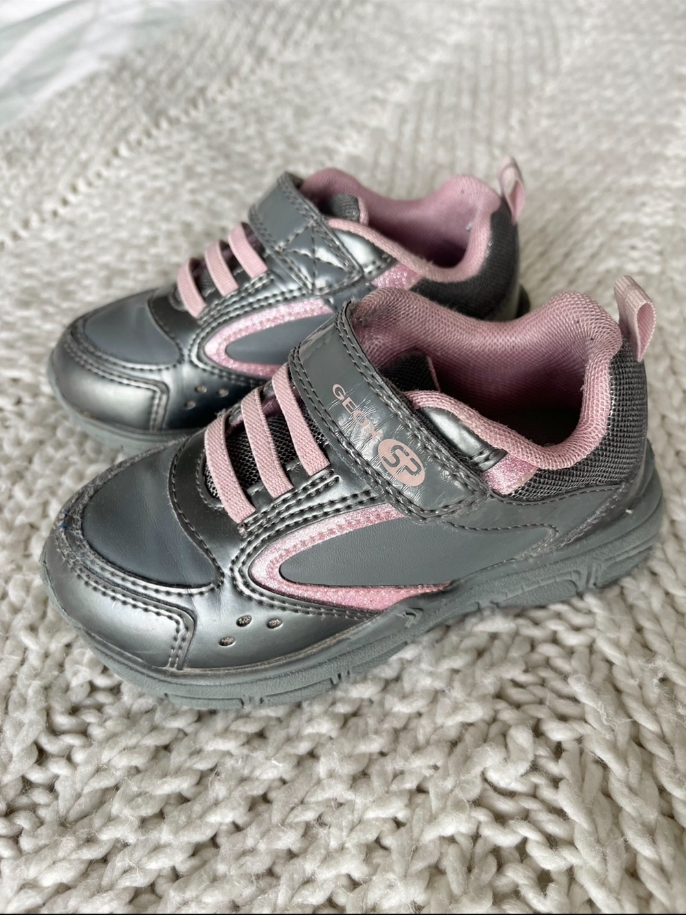 Geox Girls New Torque 8.5 sneakers: a metallic grey upper w/pink accents